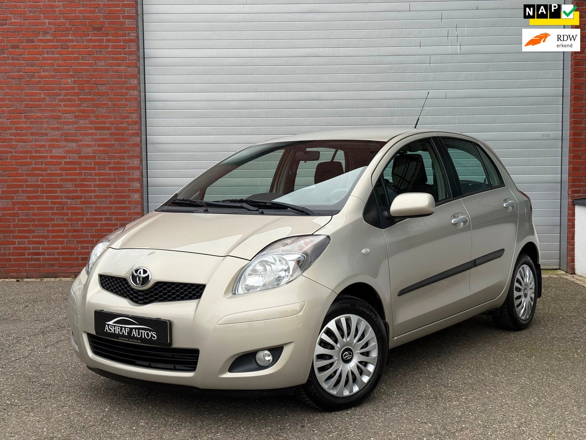 Toyota Yaris 1.3 VVTi Aspiration| AUTOMAAT| NAP| AIRCO| NEW, Auto's, Dealer onderhouden, 40 €/maand, 4 cilinders, Beige