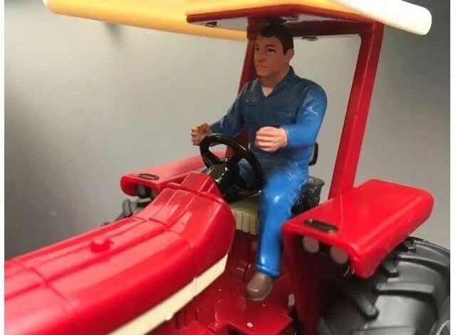 Russell driving tractor, Ophalen of Verzenden, Nieuw, 1:35 tot 1:50, Figuur of Figuren