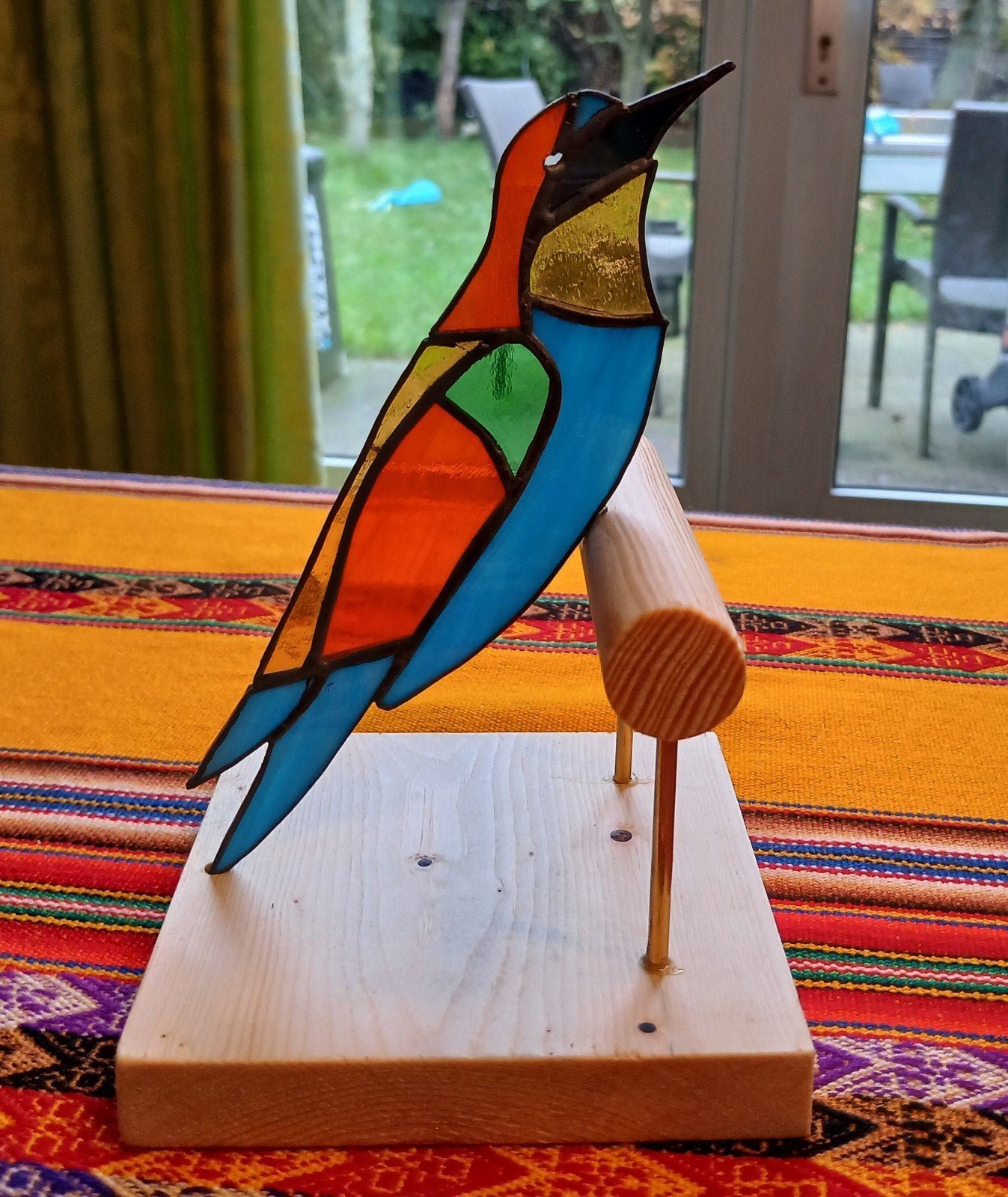 Kleurrijke Glas-in-lood Vogel op Houten Voet, Huis en Inrichting, Meerkleurig, Nieuw, Ophalen of Verzenden, Modern