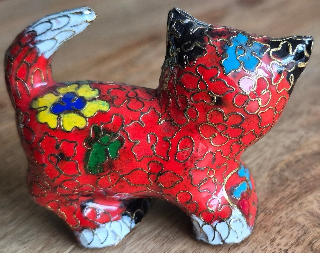 Rode kat met kleurtjes    9x7x4 cm, Verzamelen, Beelden en Beeldjes, Ophalen of Verzenden, Zo goed als nieuw, Dier
