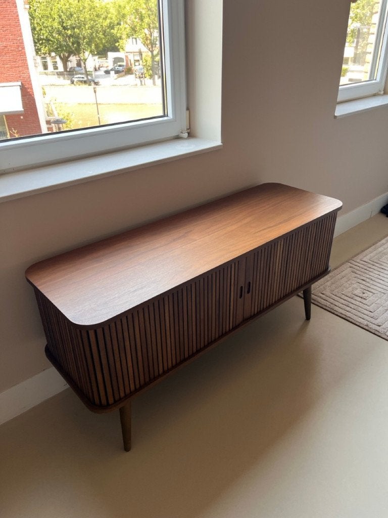 Zuiver Barbier walnoot dressoir, Huis en Inrichting, Kasten | Dressoirs, Ophalen, Met plank(en), 100 tot 150 cm, Glas