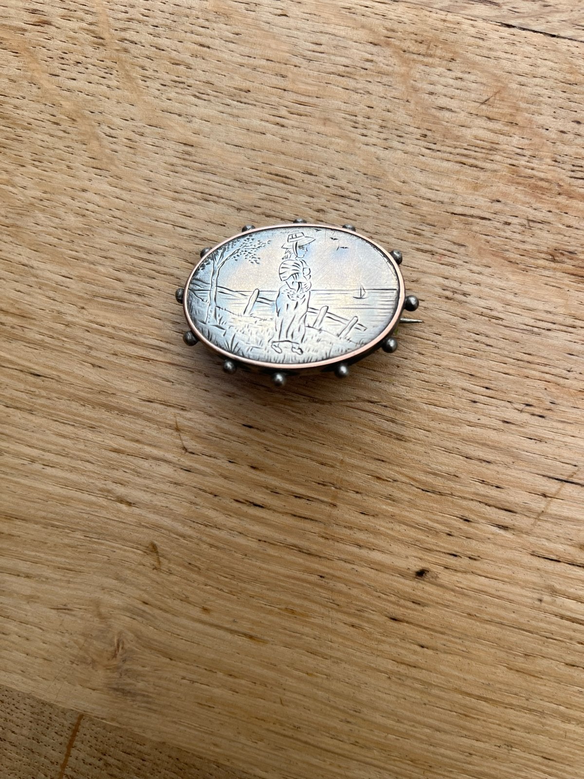 Antieke zilveren broche met landschap en figuur, Ophalen of Verzenden, Zilver, Broche