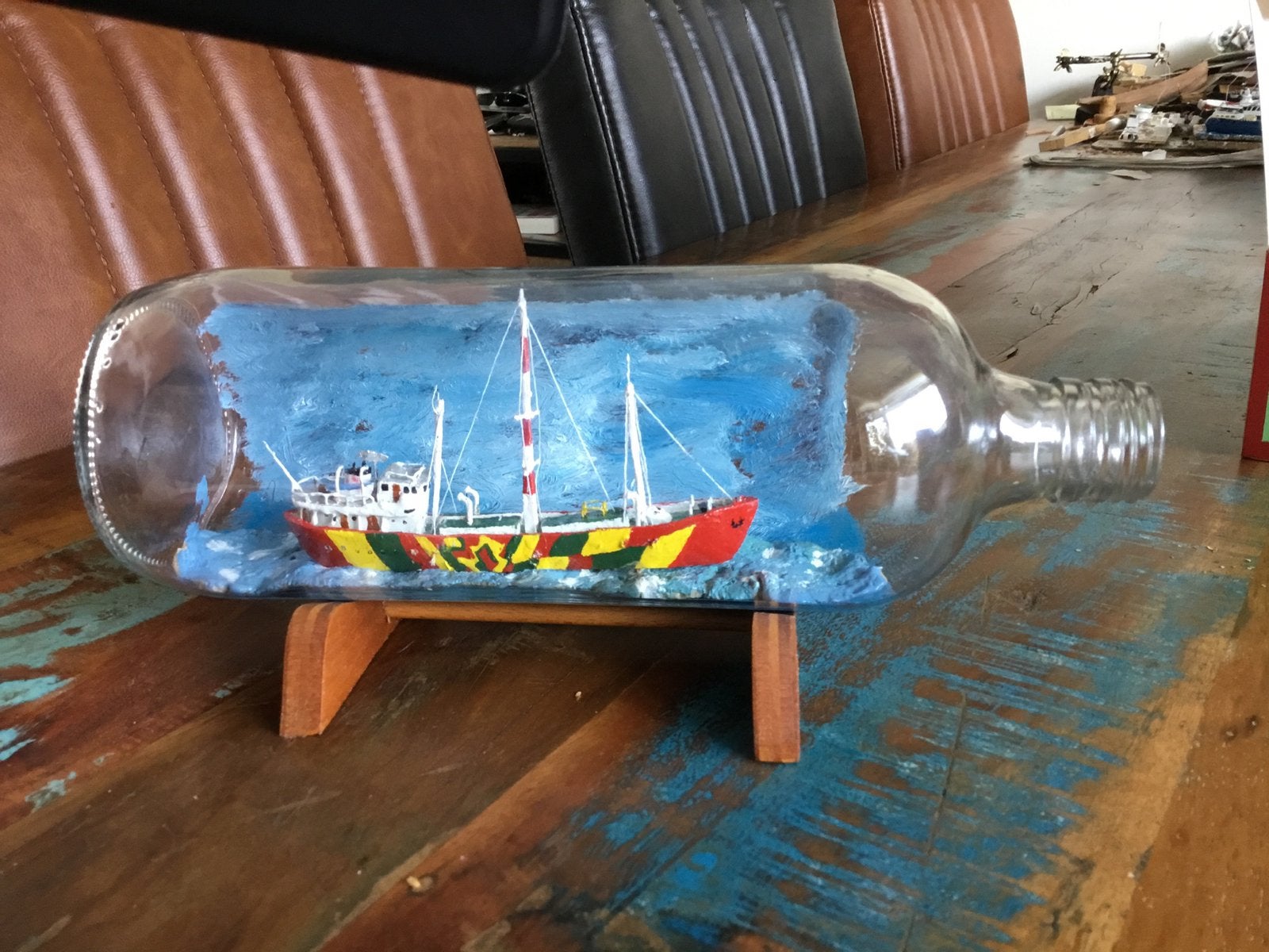 Hand gemaakt scheepje in een fles met radio Noordzee erin, Hobby en Vrije tijd, Ophalen of Verzenden, Nieuw