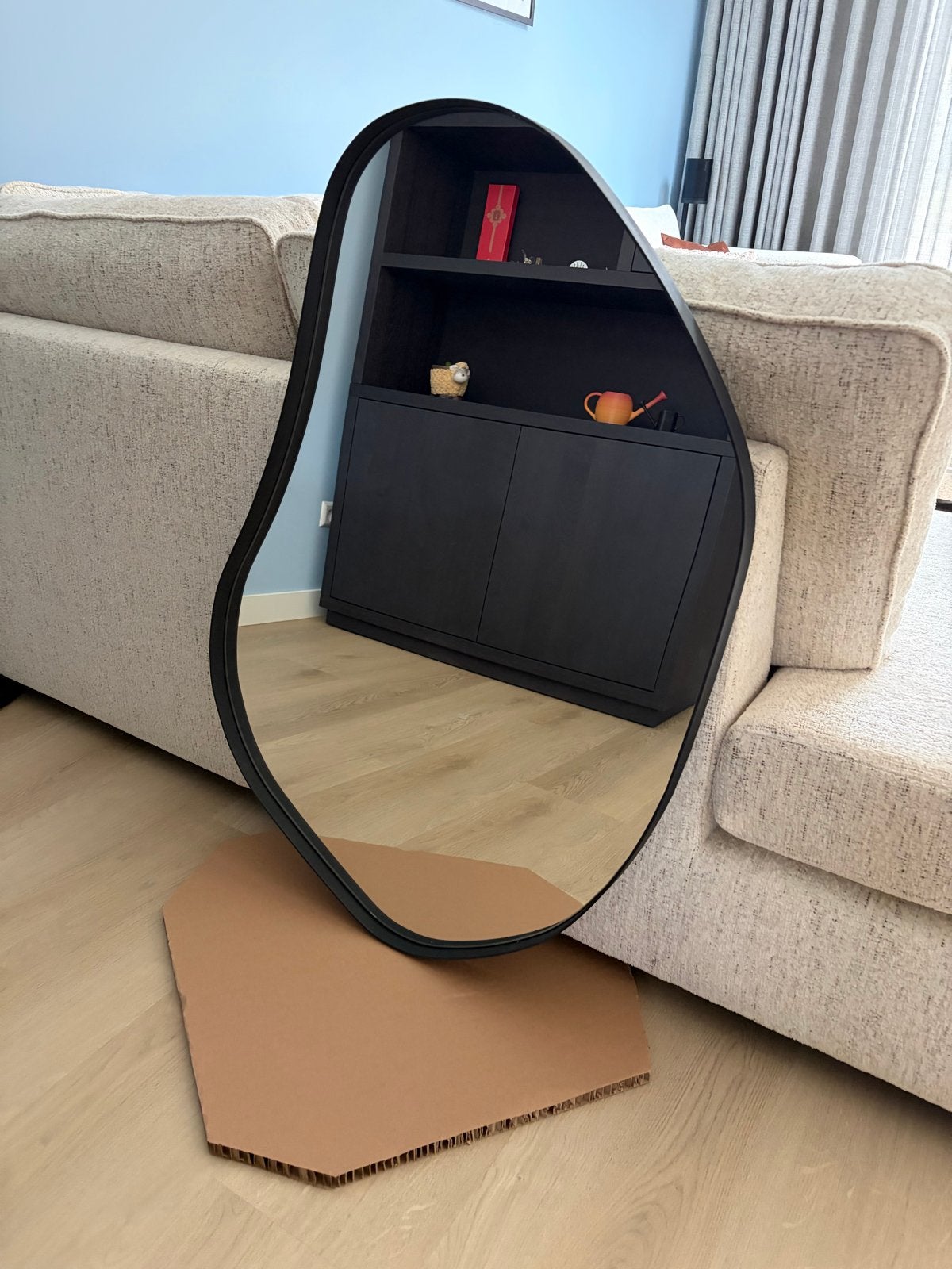 Moderne organische spiegel - Zwart frame, Ophalen, 100 tot 150 cm, Zo goed als nieuw, 75 tot 100 cm
