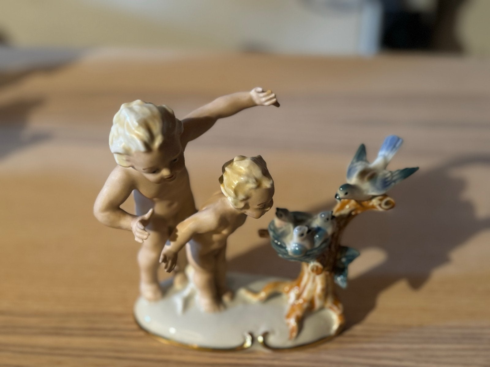 Vintage porseleinen beeldje: Putti met vogelnestje, Ophalen of Verzenden