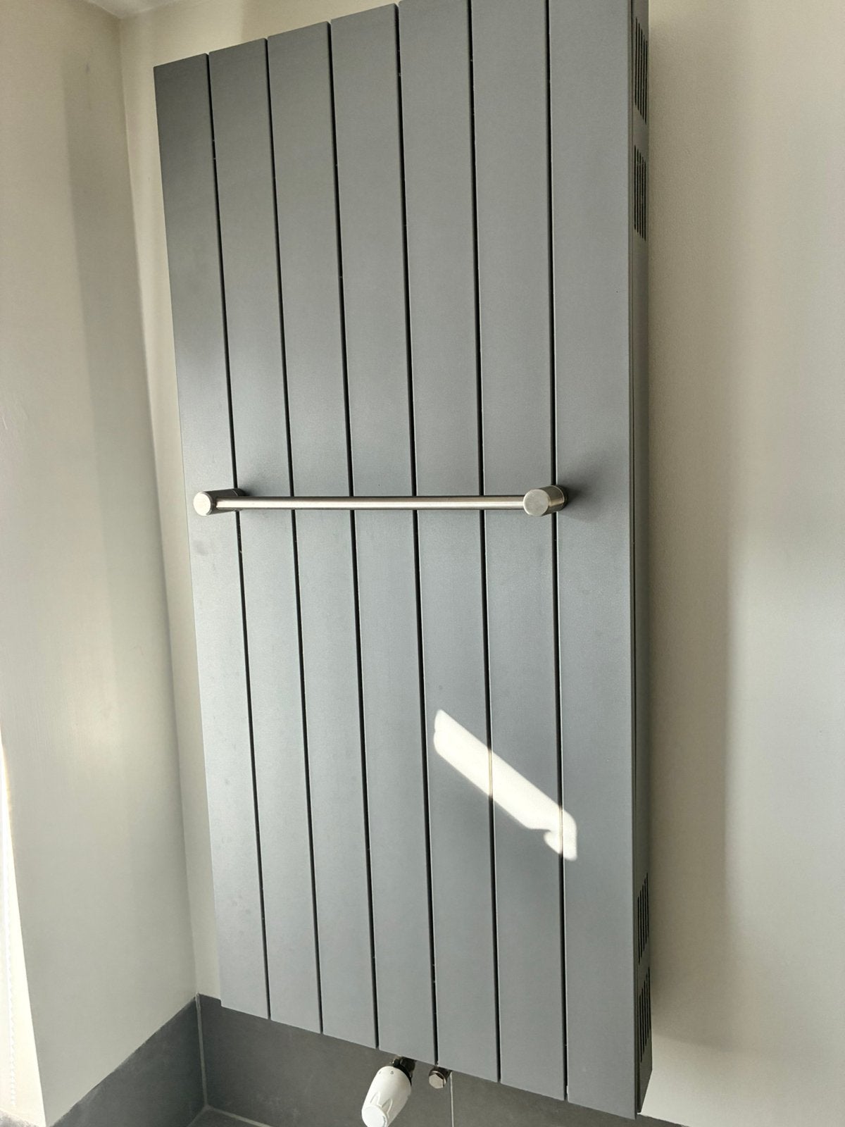 Nieuwe Instamat TVN21 designradiator antraciet 140  56 cm, Ophalen, Radiator, Minder dan 60 cm, Zo goed als nieuw