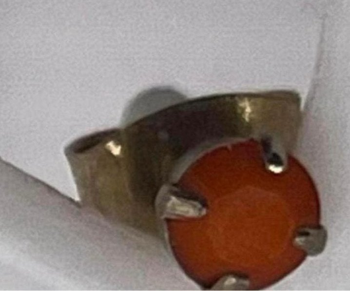Goudkleurige Oorknopjes met Oranje Steentje, Overige materialen, Nieuw, Ophalen of Verzenden, Knopjes of Stekers