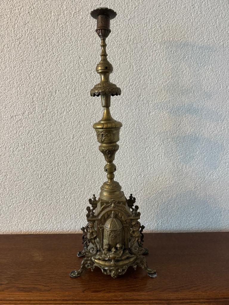 Antieke Koperen Kandelaar met Gedetailleerde Basis, Antiek en Kunst, Antiek | Kandelaars, Ophalen of Verzenden, Koper of Brons