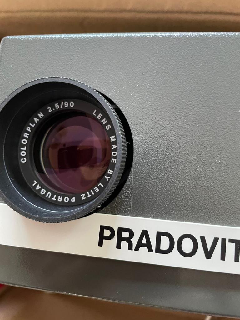 Diaprojector Pradovit RA150, merk Leitz, Ophalen, Zo goed als nieuw