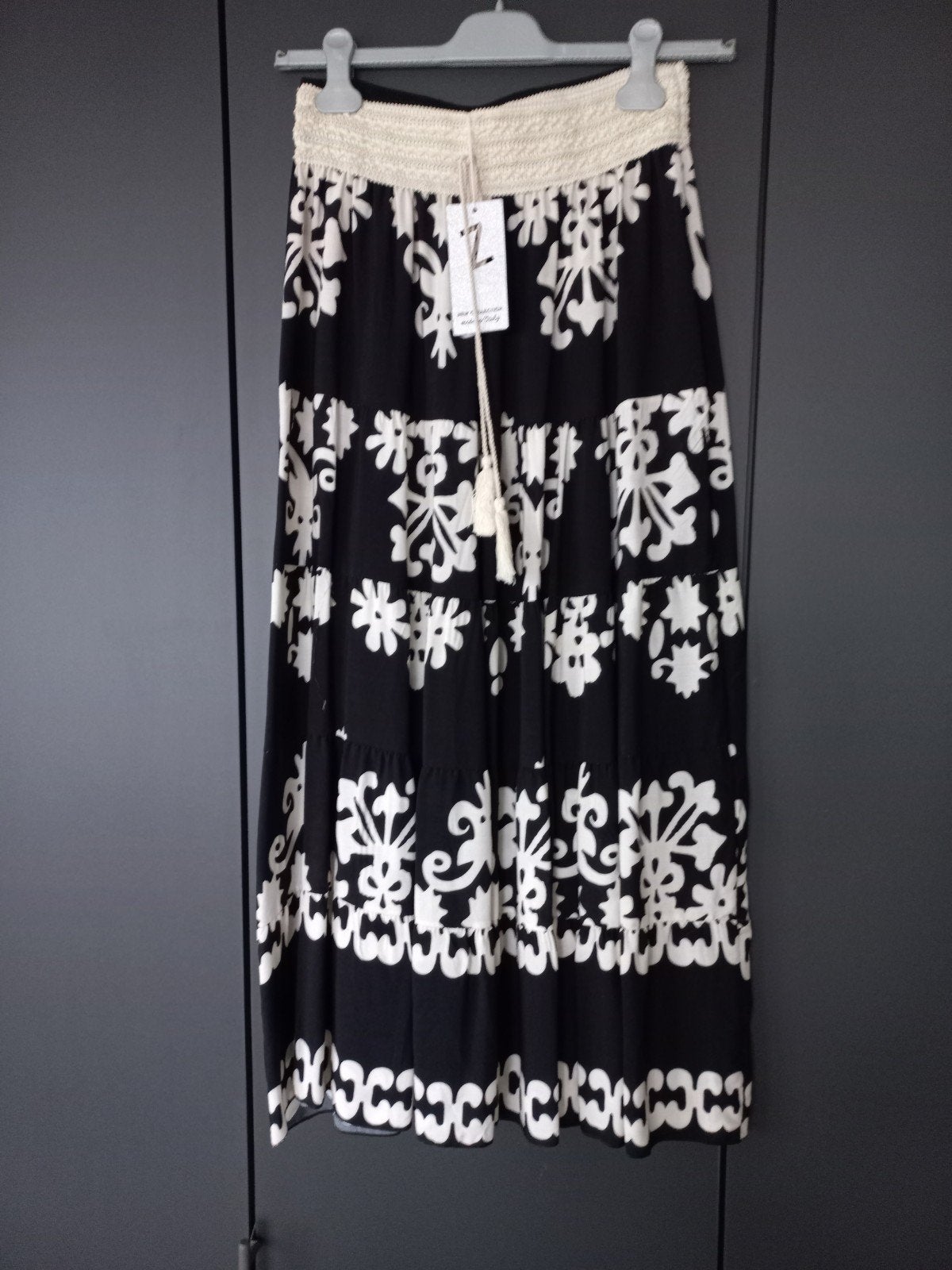 Zwarte maxi rok met wit patroon en kwastjes, Zwart, Maat 42/44 (L), Nieuw, Ophalen of Verzenden