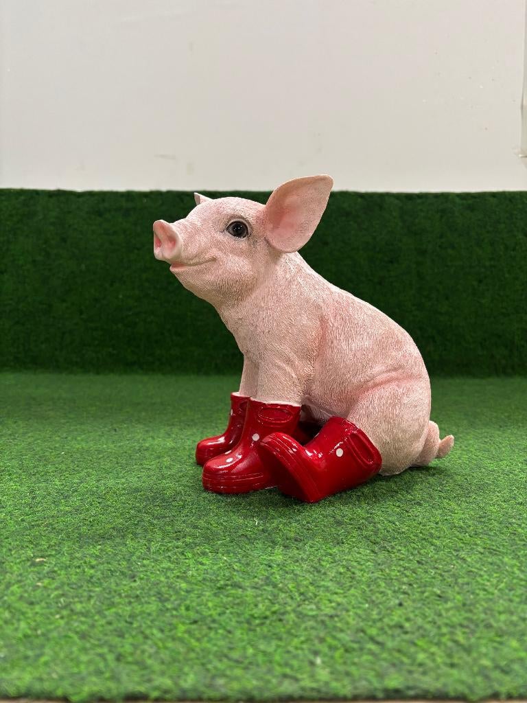 Varken zittend met rode laarzen decoratie, Tuin en Terras, Tuinbeelden, Ophalen of Verzenden, Nieuw, Kunststof, Dierenbeeld