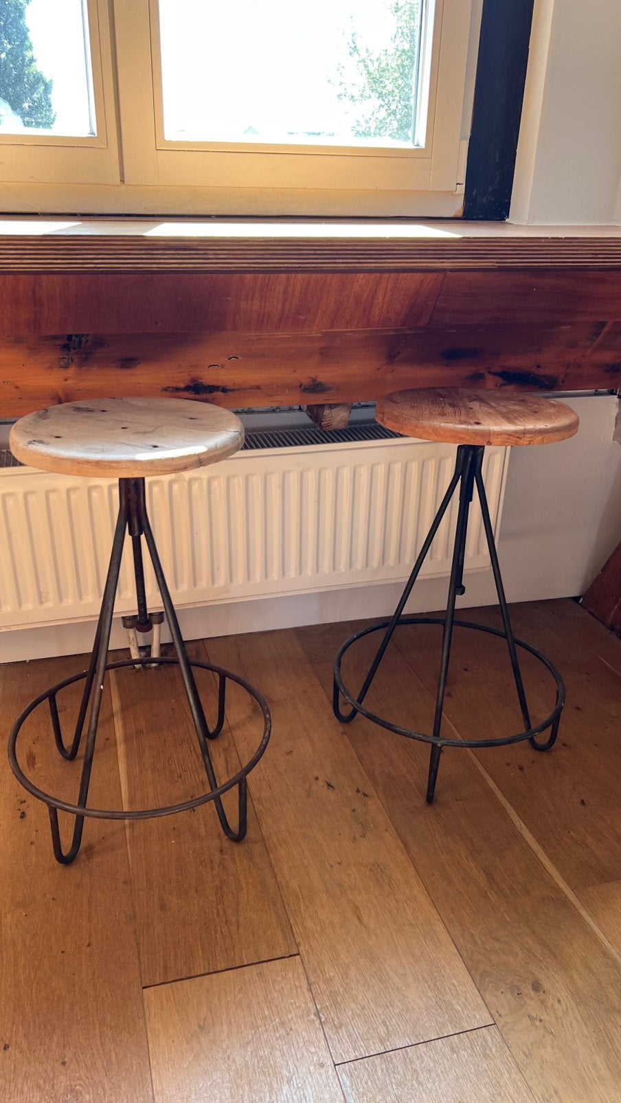 2 houten krukjes stalen zwarte onderkant, Huis en Inrichting, Krukjes, Ophalen, Gebruikt, Hout