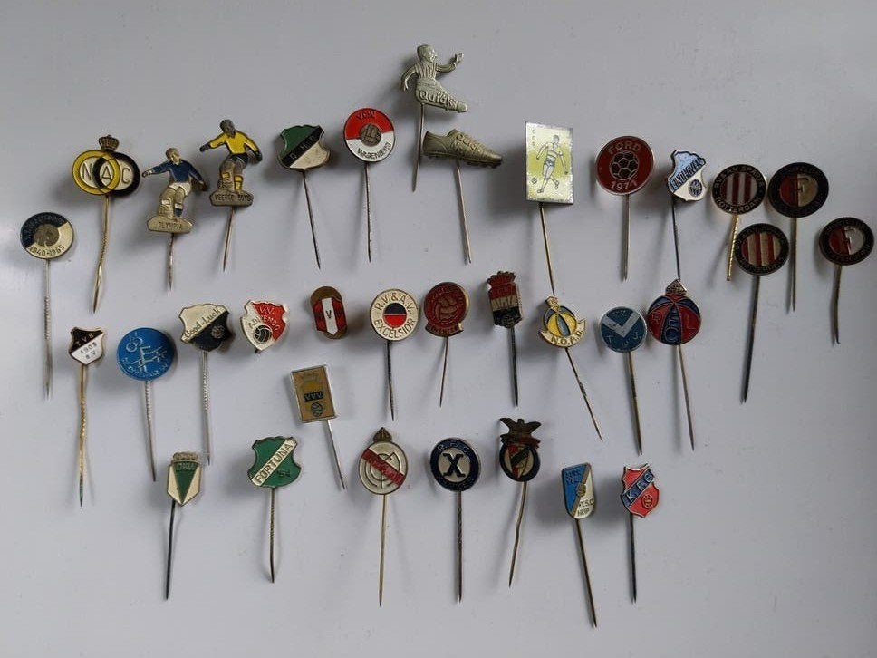 34 SPELDJES  - VOETBAL, Ophalen of Verzenden, Gebruikt, Sport, Speldje of Pin