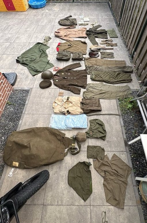 Grote partij militaire kleding en uitrusting, Ophalen of Verzenden, Landmacht, Overige gebieden, Kleding of Schoenen