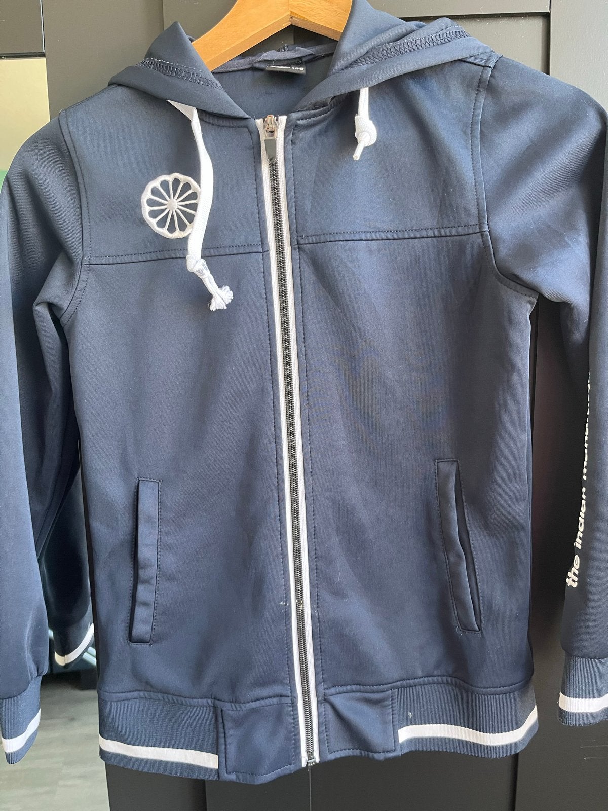 The Indian Maharadja trainingspak maat 140 - ringpass delft, Kinderen en Baby's, Kinderkleding | Maat 140, Ophalen of Verzenden