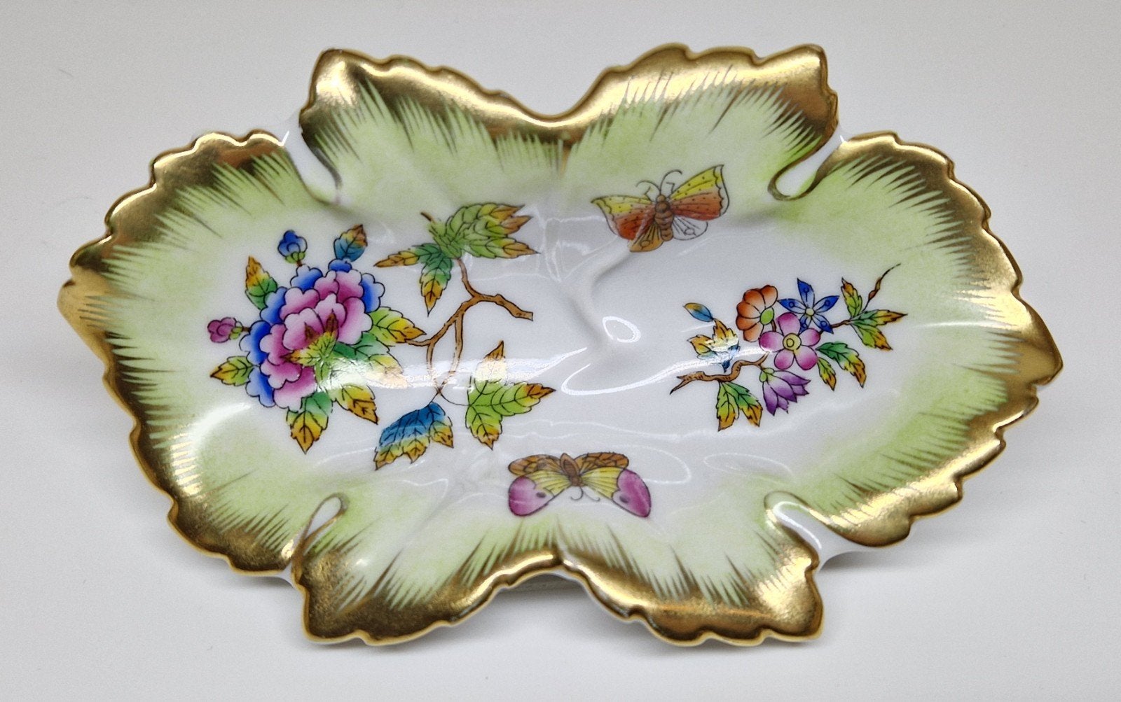 Herend Hongarije bladvorm schaaltje Queen Victoria VBO decor, Ophalen