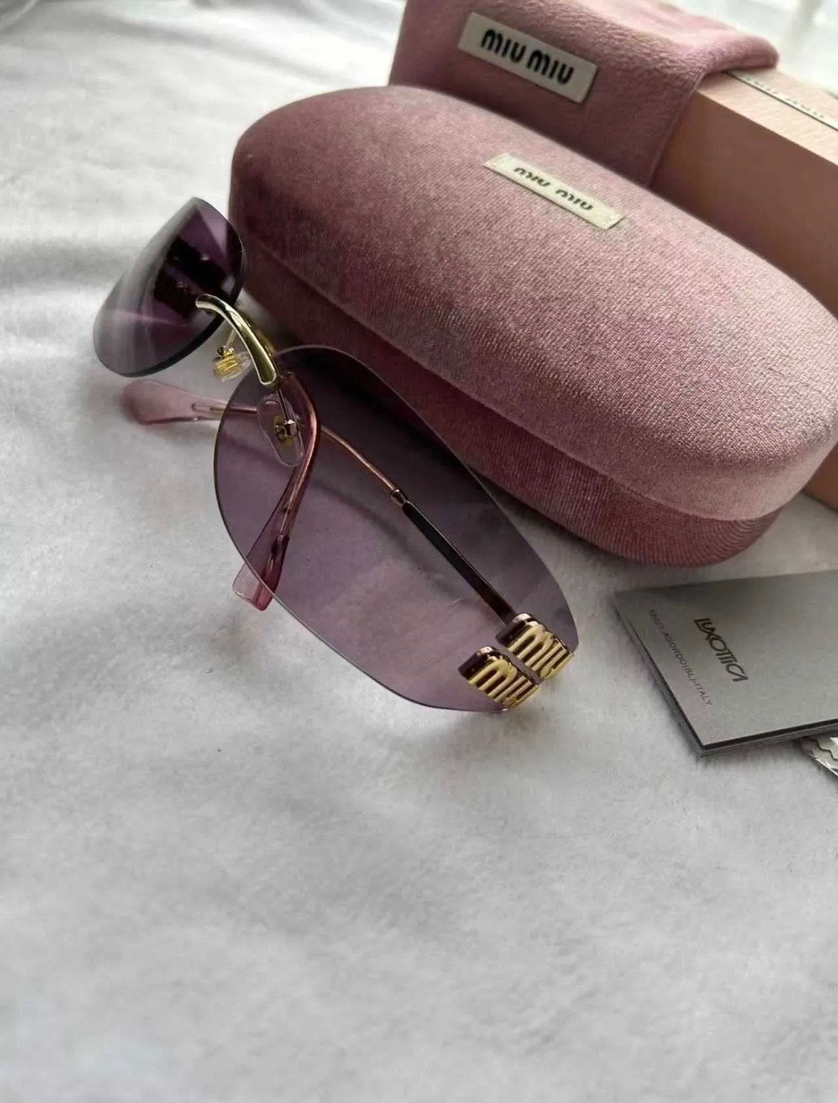 Miu miu zonnebril met krasvrije paarse glazen, Overige merken, Zonnebril, Overige kleuren, Nieuw