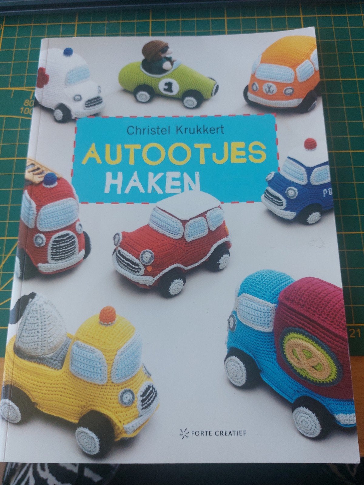 Autootjes Haken - Christel Krukkert (Boek), Ophalen of Verzenden, Zo goed als nieuw, Haken, Patroon of Boek