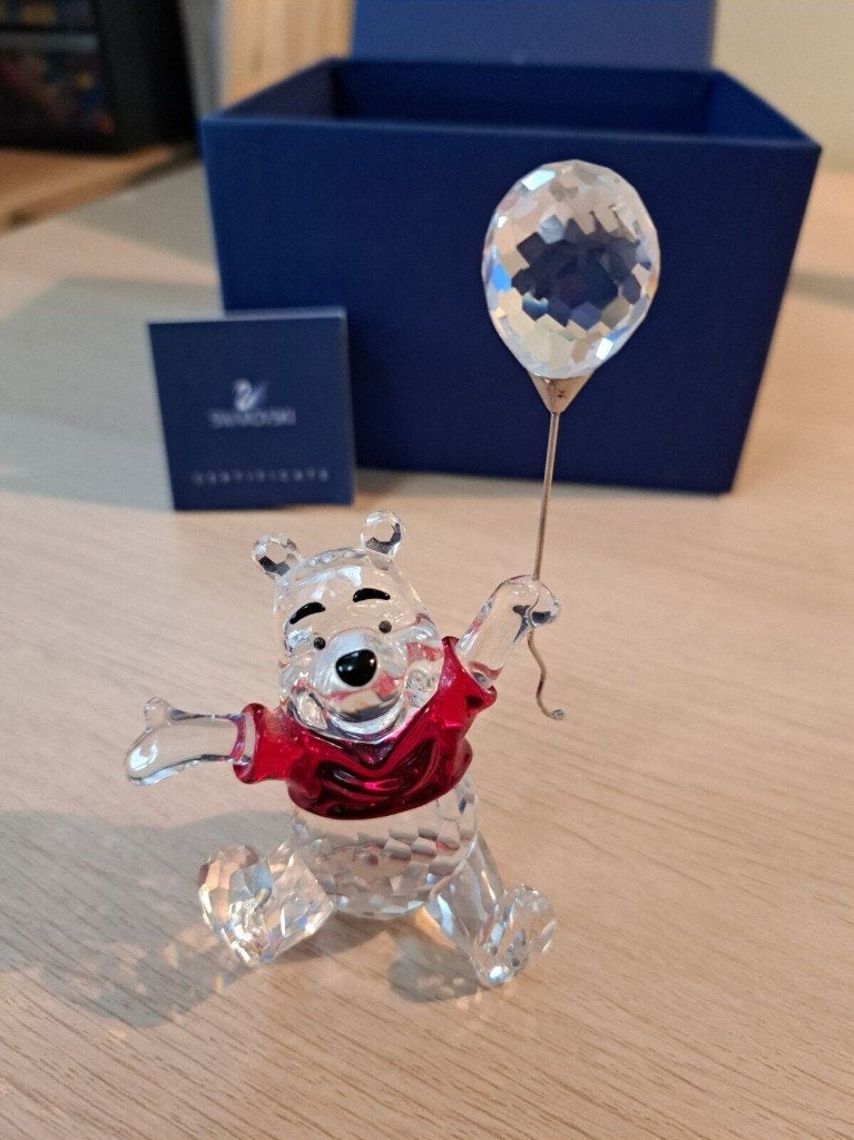 Swarovski Winnie de Pooh rood truitje nieuw, Ophalen of Verzenden, Nieuw, Figuurtje