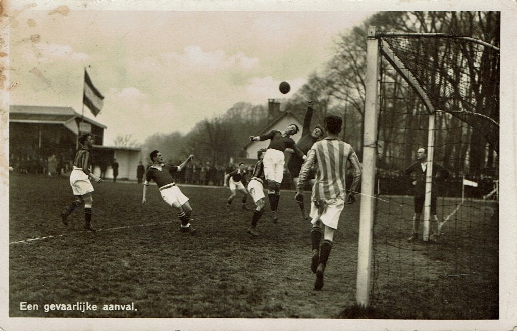 ansichtkaart voetbal. Een gevaarlijke aanval., Ophalen of Verzenden, 1920 tot 1940, Gelopen, Sport en Spel