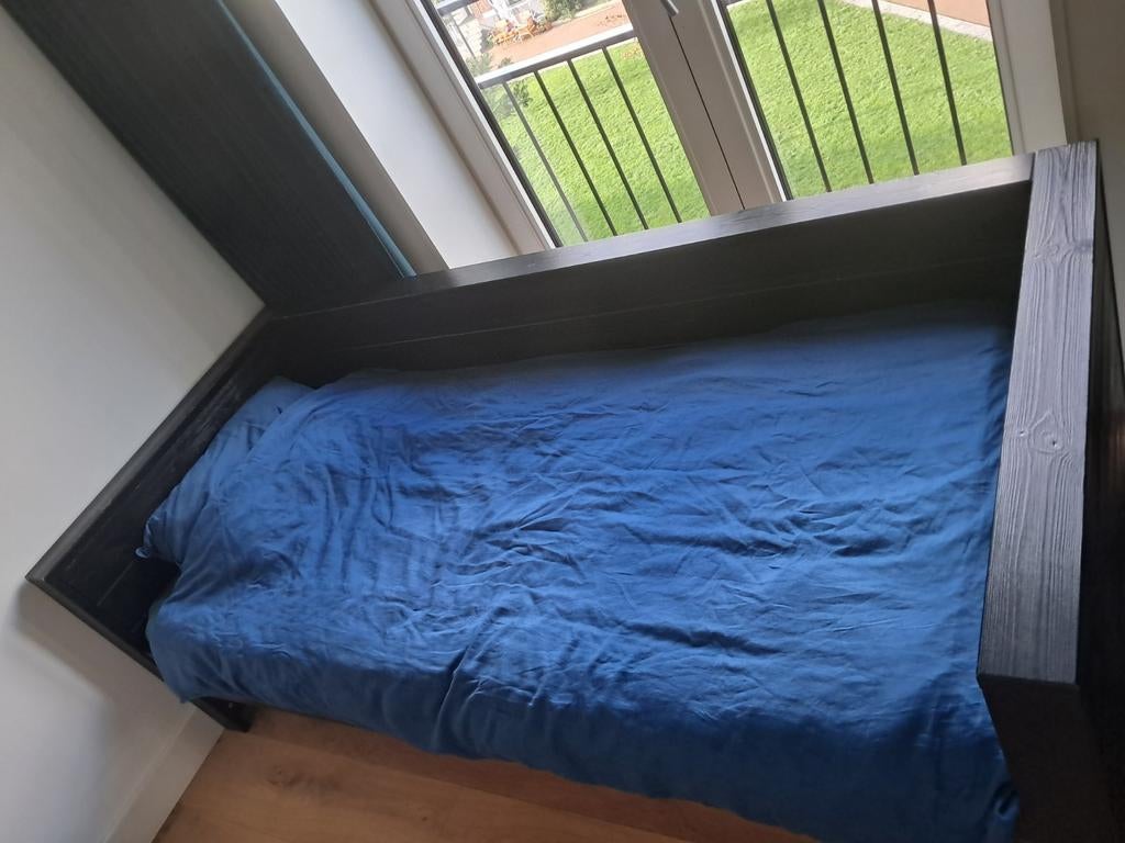 Zwart houten bed met opstaande rand, Ophalen, Gebruikt, 90 cm, Eenpersoons