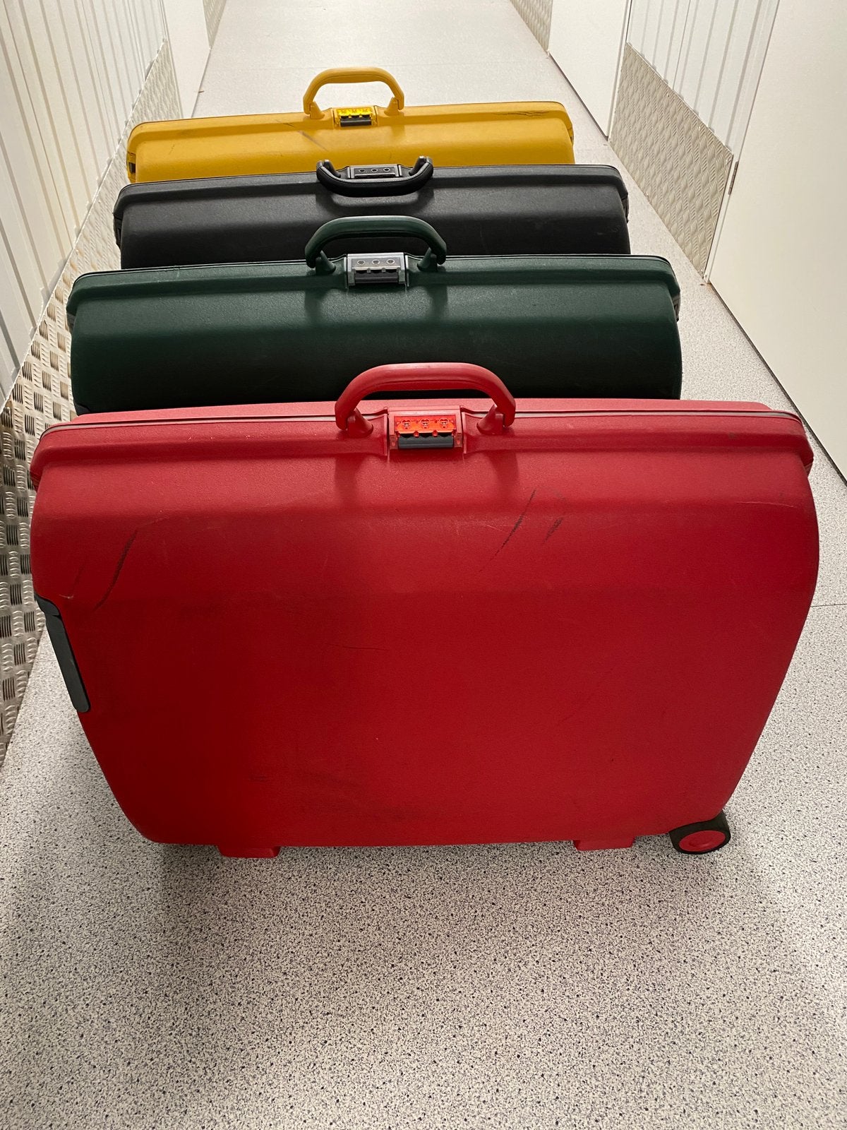 4 koffers American Tourister by Samsonite, Gebruikt, Hard kunststof, 70 cm of meer, Wieltjes