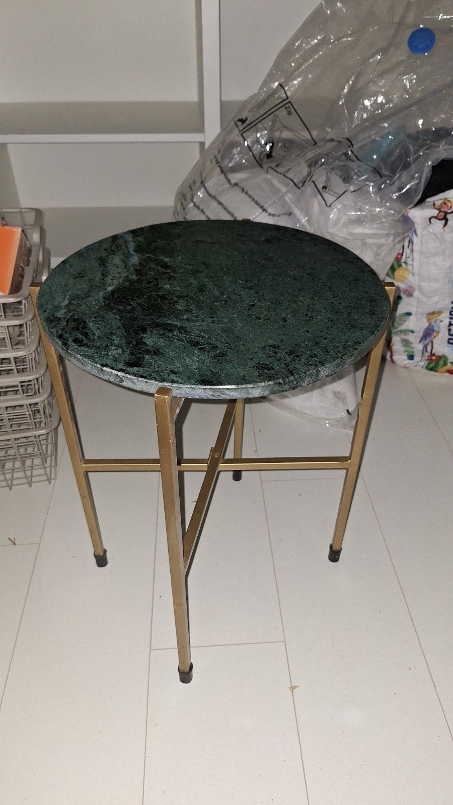 Groen marmeren bijzettafel met goudkleurig onderstel, Ophalen, Gebruikt, Rond, Overige materialen