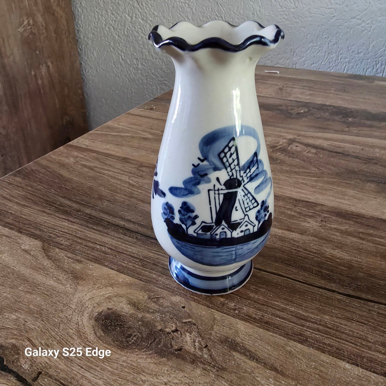Handgeschilderde Delftse Blauwe Vaas met Molen en Bloemen, Antiek en Kunst, Ophalen of Verzenden
