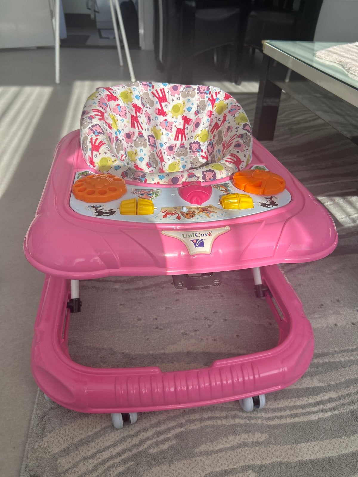 Roze loopstoel van UniCare, Ophalen of Verzenden, Zo goed als nieuw, Overige typen, Met wieltjes