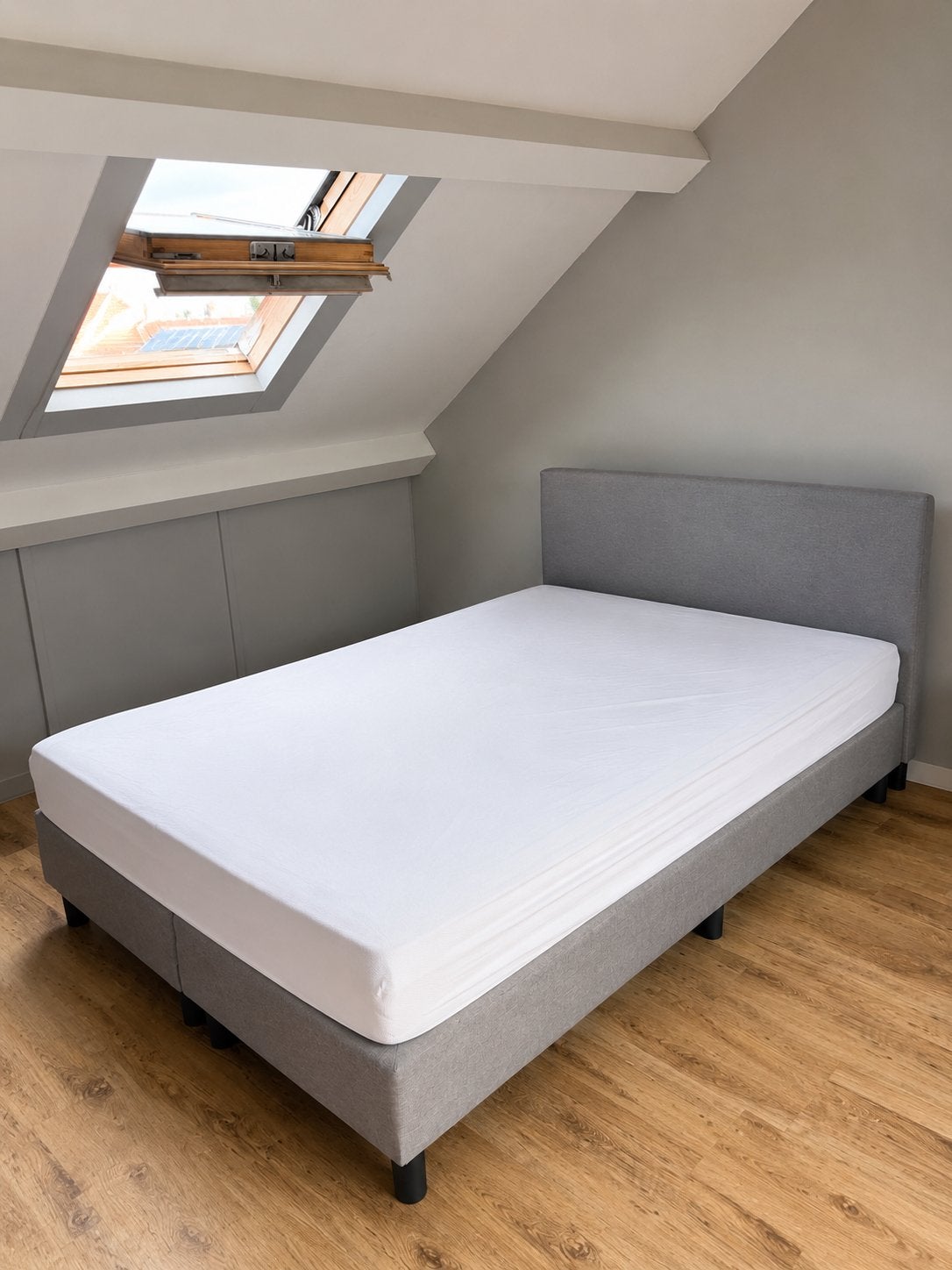 Comfortabel eenpersoonsbed met stoffen hoofdbord, Ophalen, 90 cm, Eenpersoons, Zo goed als nieuw