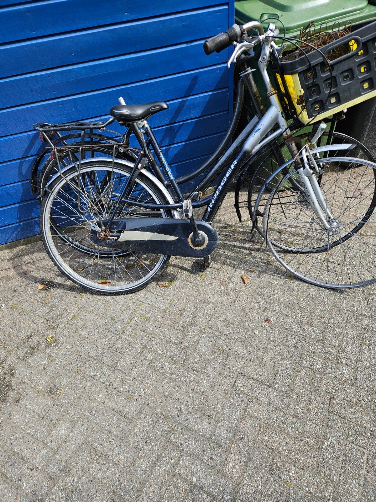 twee fietsen voor de oud ijzer mag opgehaald, Ophalen