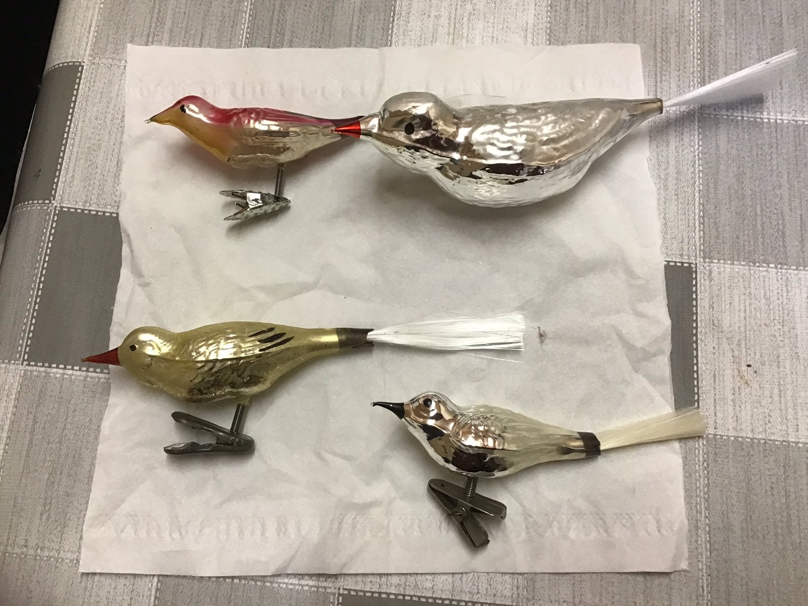 3 vogeltjes op knijper plus een kneusje ., Ophalen of Verzenden, Gebruikt