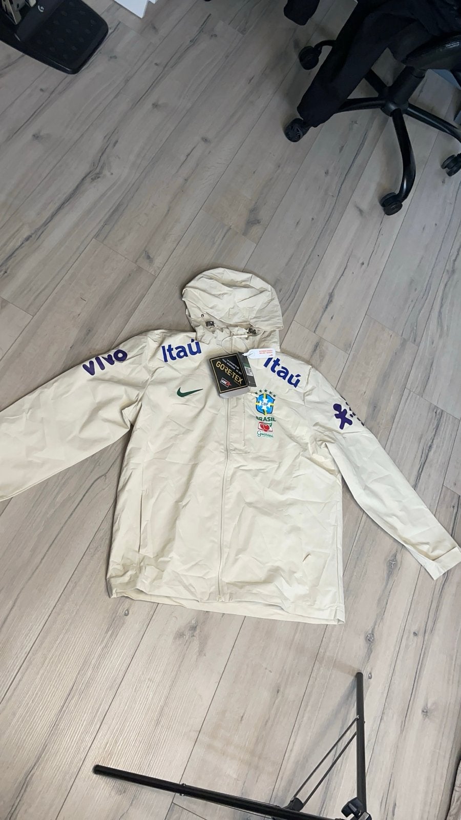 Nike Brazilië Gore-Tex Jas - Nieuw met labels, Meerkleurig, Ophalen of Verzenden, Voetbal, Maat 56/58 (XL)