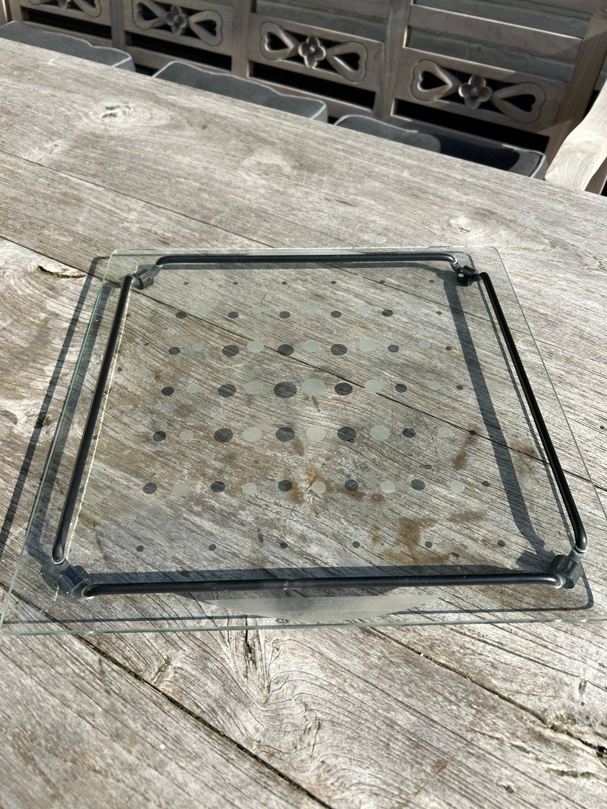 Vierkante glazen schaal met rubberen randen en melkglas stip, Ophalen, Gebruikt, Schaal, Vierkant