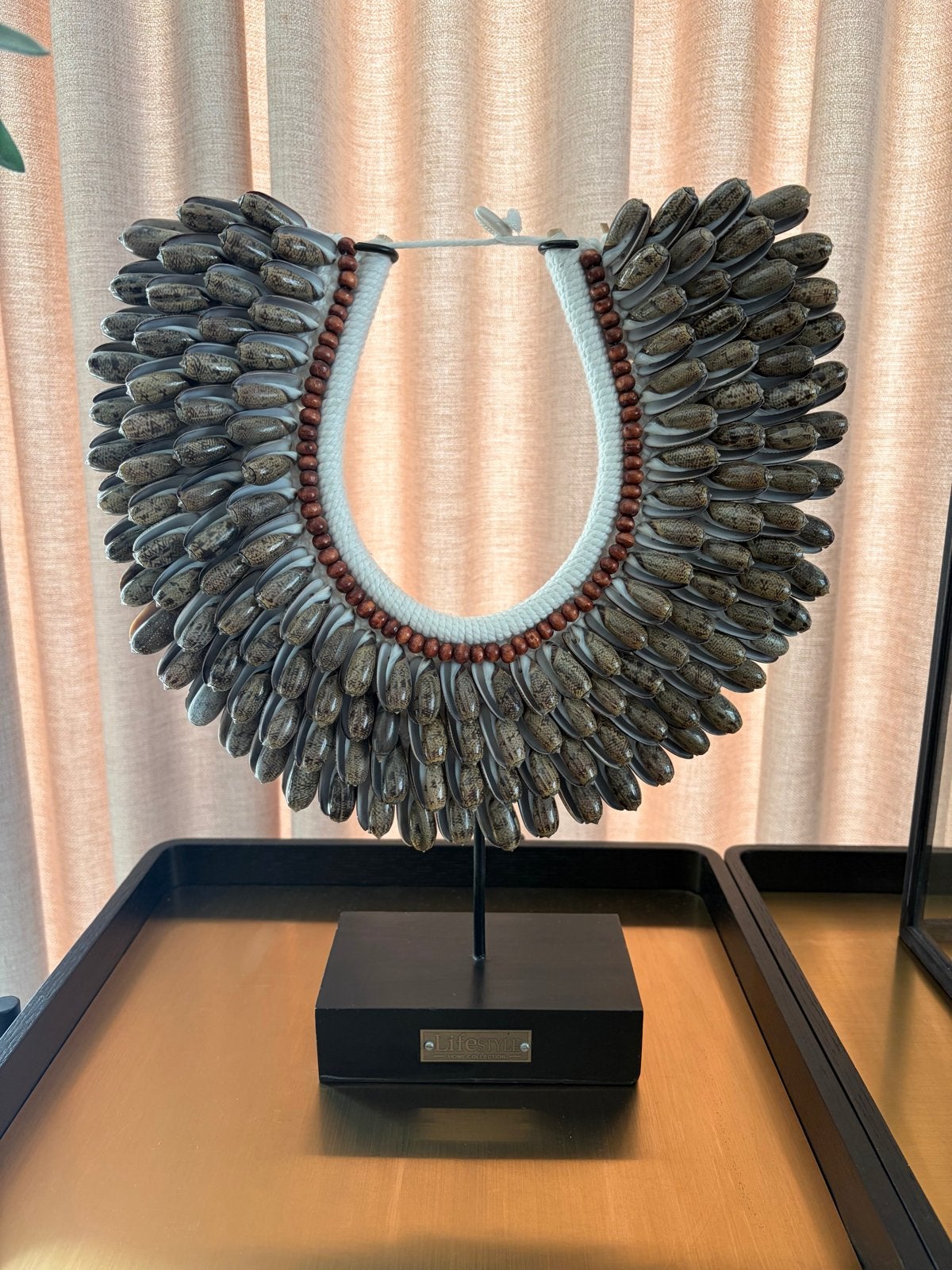Decoratieve schelpenketting op zwarte standaard, Ophalen, Meerkleurig, Boho, Zo goed als nieuw