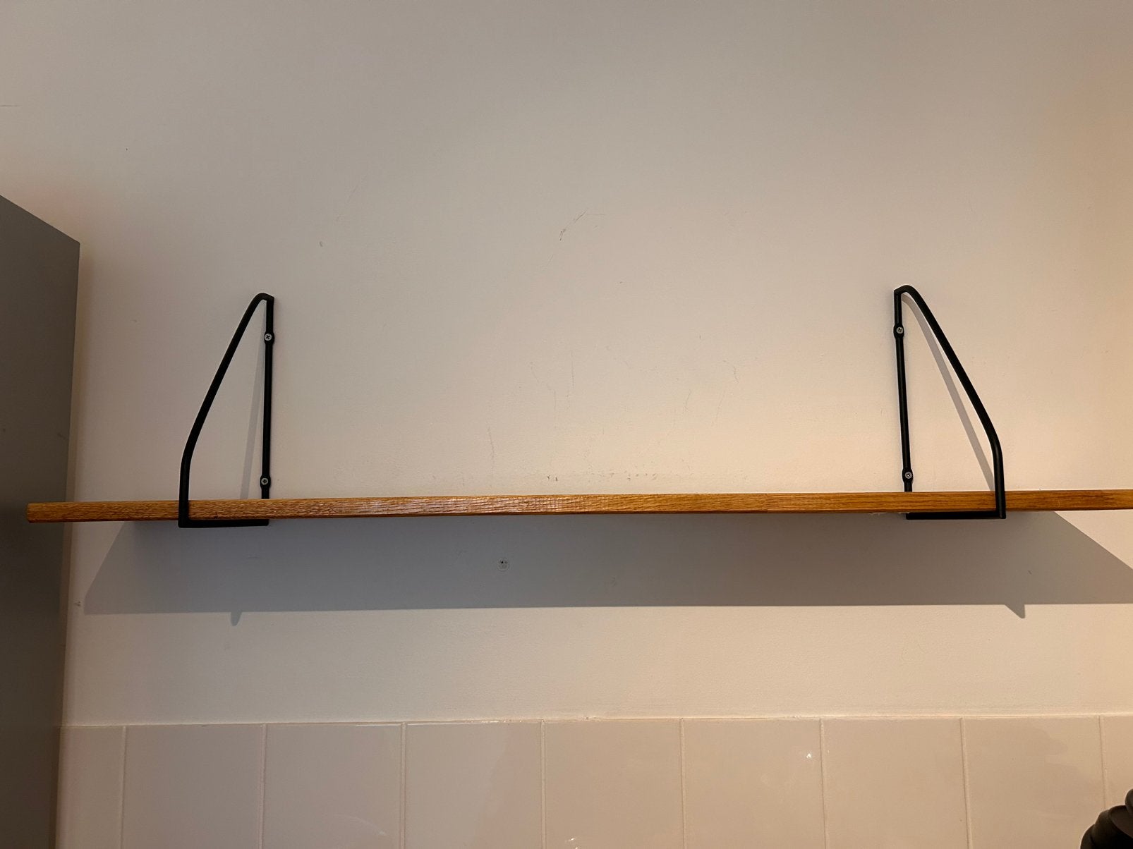 Wandplank met ophangers, Huis en Inrichting, Woonaccessoires | Wandplanken en Boekenplanken, Ophalen, Zo goed als nieuw
