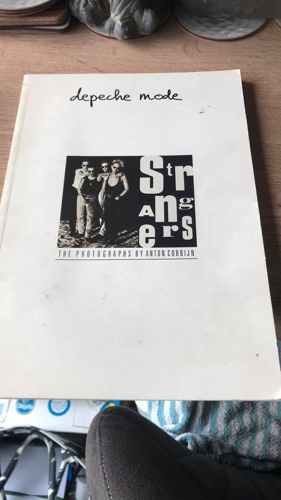 Boek Depeche mode Strangers Anton Corbijn, Ophalen of Verzenden, Gelezen, Fotografen