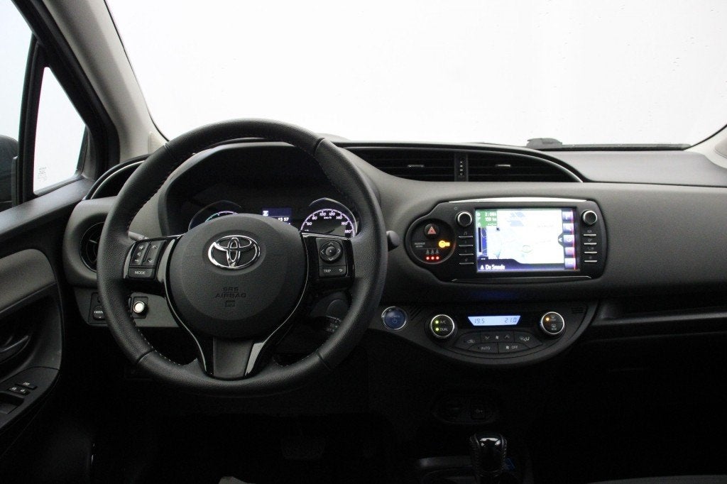 Toyota YARIS 1.5 Hybrid Dynamic - Navi, Camera, Clima, 1497 cc, 40 €/maand, Met garantie (alle), Zwart
