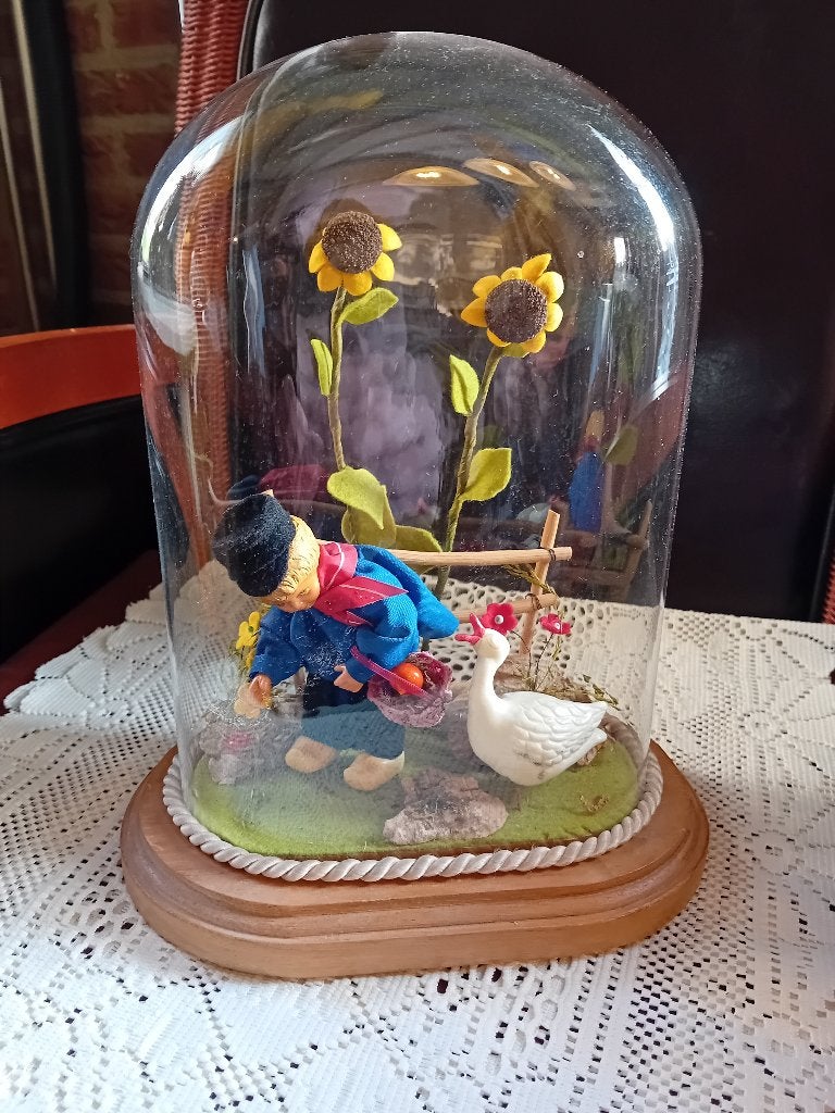 .glazen stolp met jongen met gans, Ophalen of Verzenden, Zo goed als nieuw