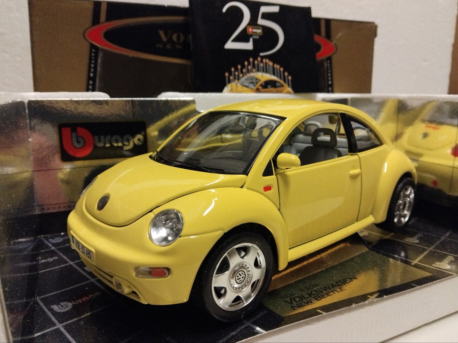 Volkswagen Beetle Kever knalgeel Bburago metal 1:18 KRD, Hobby en Vrije tijd, Ophalen of Verzenden, Zo goed als nieuw, Auto, Bburago