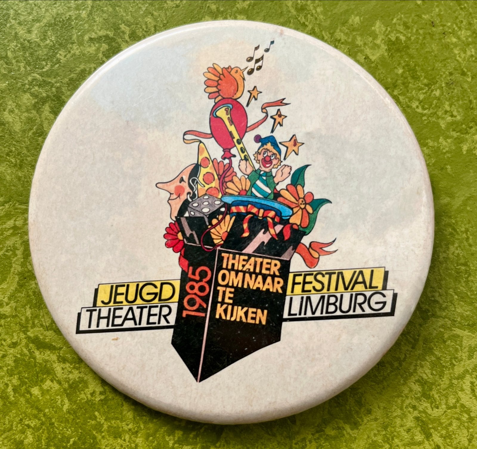 Vintage button Jeugdtheater Festival Limburg 1985 - 7,5 cm, Ophalen of Verzenden, Gebruikt, Overige onderwerpen, Button