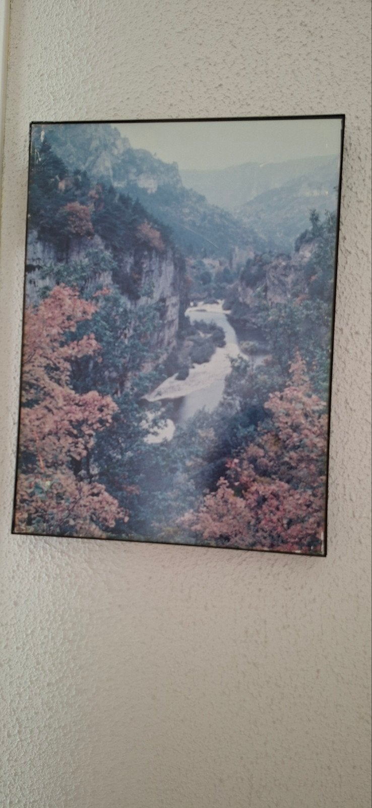 Ingelijste foto van een berglandschap met rivier, Antiek en Kunst, Ophalen of Verzenden, Foto, Fotografie, Ingelijst