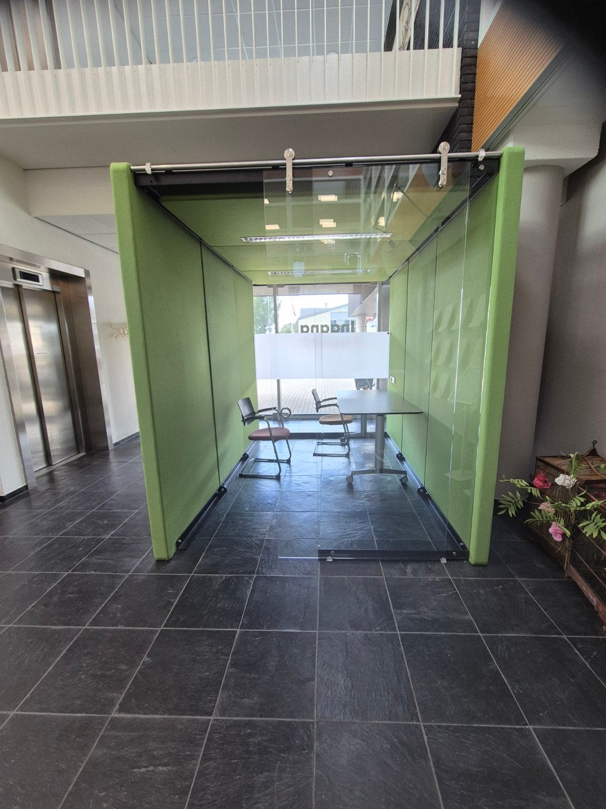 Akoestische Stilte Pod met Groene Wand en Glazen Panelen, Ophalen, Gebruikt