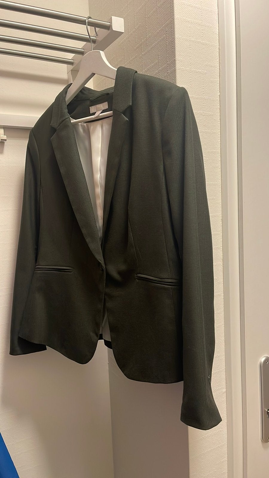 Tijdloze stijlvolle olijfkleurige blazer maat 44, Ophalen of Verzenden, Zo goed als nieuw, Maat 42/44 (L)