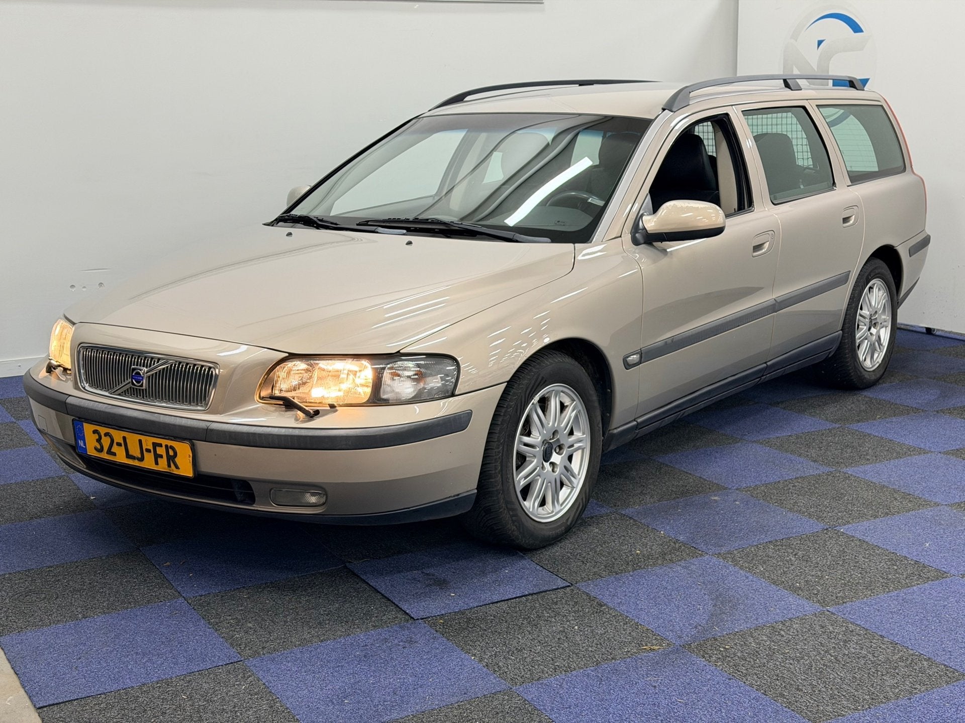 Volvo V70 2.4 T Geartr / AUTOMAAT / NAP / RIJDT SCHAKELT GOE, Leder en Stof, Beige, 2435 cc, 93 €/maand