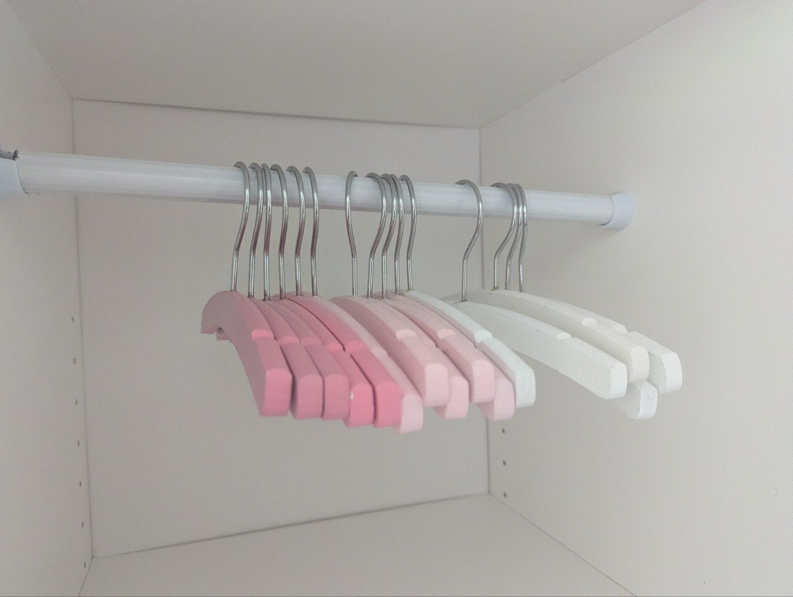 Houten baby kind kledinghangers meisje roze, Kleding | Dames, Kledinghangers, Ophalen