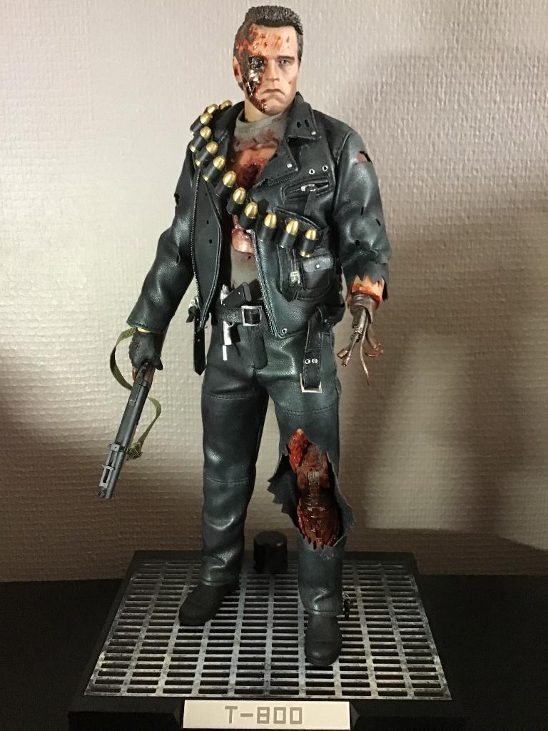 Terminator T-800 battle damaged 1/6 met doos present toys, Ophalen of Verzenden, Zo goed als nieuw, Actiefiguur of Pop