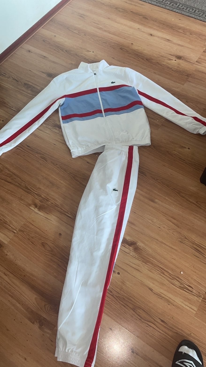 Lacoste Trainingspak Wit/Rood/Blauw - Maat M, Kleding | Heren, Sportkleding, Ophalen of Verzenden, Zo goed als nieuw, Algemeen