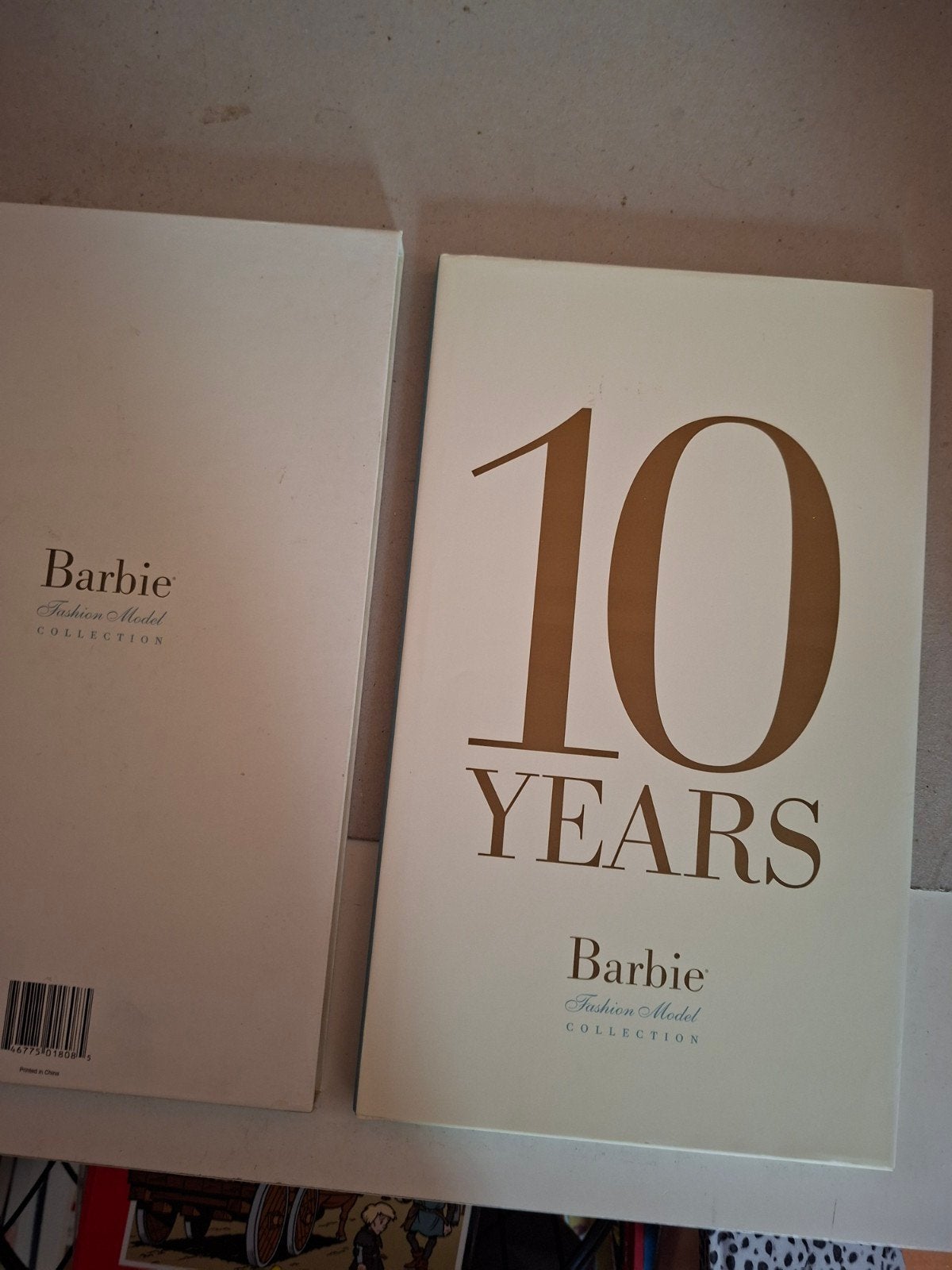 10 years barbie silkstone boek robert best verzamelboek, Verzamelen, Verzenden, Overige typen