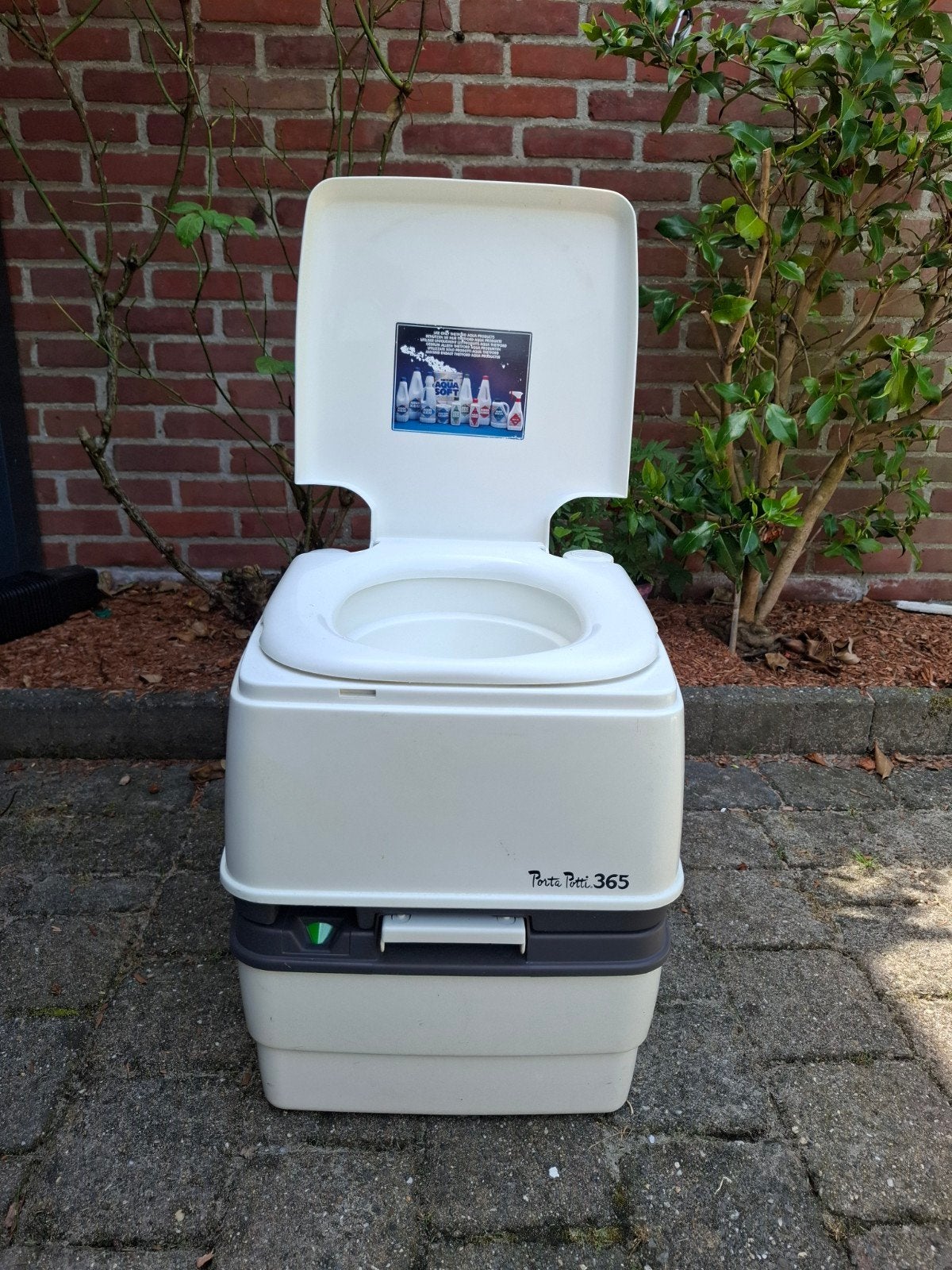 Chemisch toilet voor kamperen, Ophalen